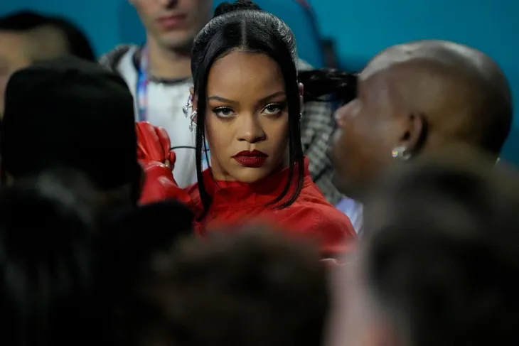 Rihanna tiết lộ mang thai em bé thứ hai, vẫn trình diễn cực sung tại Super Bowl Halftime Show - Ảnh 1. Rihanna tiết lộ mang thai em bé thứ hai, vẫn trình diễn cực sung tại Super Bowl Halftime Show - Ảnh 1.