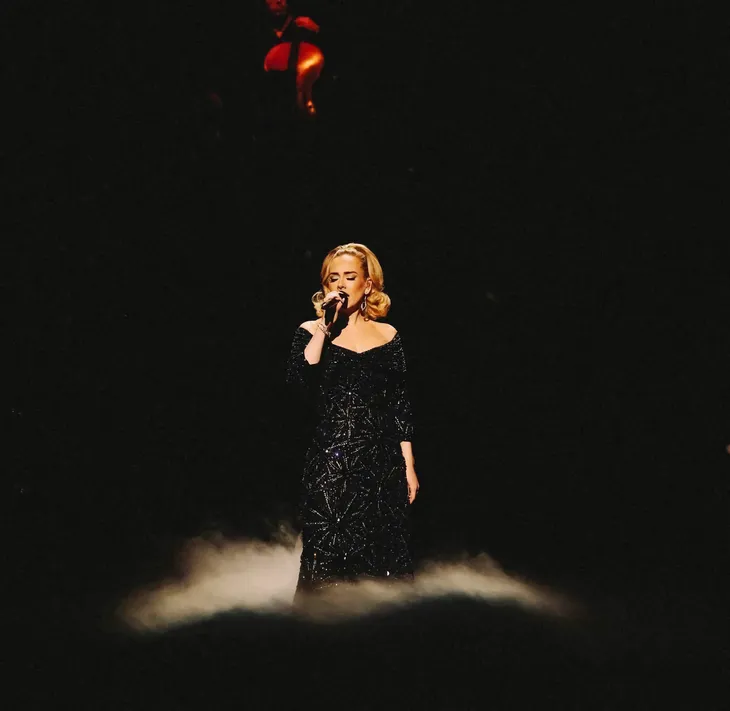 Adele diện đầm của NTK Công Trí trong show diễn mới nhất - Ảnh 1. Adele diện đầm của NTK Công Trí trong show diễn mới nhất - Ảnh 1.