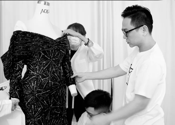 Adele diện đầm của NTK Công Trí trong show diễn mới nhất - Ảnh 3. Adele diện đầm của NTK Công Trí trong show diễn mới nhất - Ảnh 3.