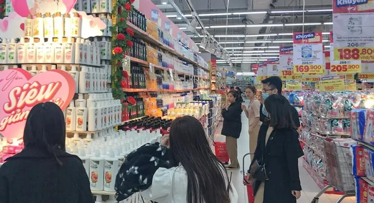 Siêu thị tung khuyến mại dịp lễ Valentine - Ảnh 1. Siêu thị tung khuyến mại dịp lễ Valentine - Ảnh 1.