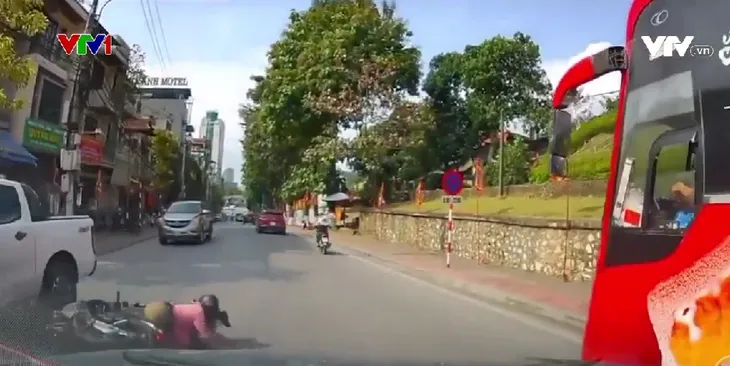 Xe khách chuyển hướng không bật xi-nhan khiến ô tô con đâm ngã xe máy - Ảnh 1.