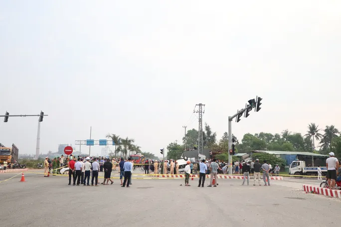 Hiện trường vụ tai nạn kinh hoàng làm 8 người chết ở Quảng Nam - Ảnh 16. Hiện trường vụ tai nạn kinh hoàng làm 8 người chết ở Quảng Nam - Ảnh 16.