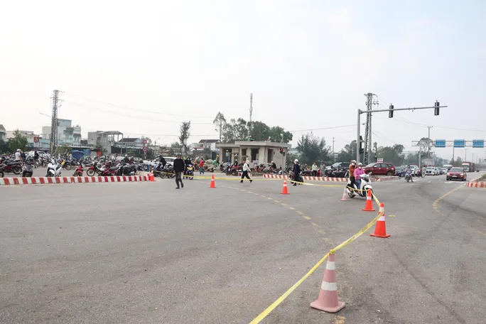 Hiện trường vụ tai nạn kinh hoàng làm 8 người chết ở Quảng Nam - Ảnh 11. Hiện trường vụ tai nạn kinh hoàng làm 8 người chết ở Quảng Nam - Ảnh 11.