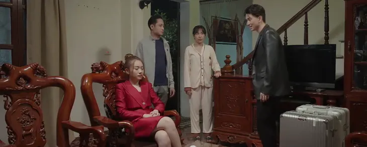 Dưới bóng cây hạnh phúc - Tập 15: Hết đường trốn nợ, vợ chồng Danh về nhà bám chị dâu - Ảnh 6. Dưới bóng cây hạnh phúc - Tập 15: Hết đường trốn nợ, vợ chồng Danh về nhà bám chị dâu - Ảnh 6.