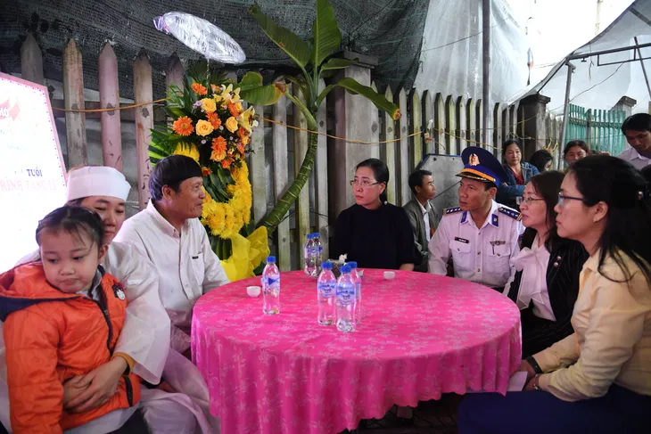 Thăm, hỗ trợ các nạn nhân trong vụ TNGT đặc biệt nghiêm trọng ở Quảng Nam - Ảnh 1. Thăm, hỗ trợ các nạn nhân trong vụ TNGT đặc biệt nghiêm trọng ở Quảng Nam - Ảnh 1.