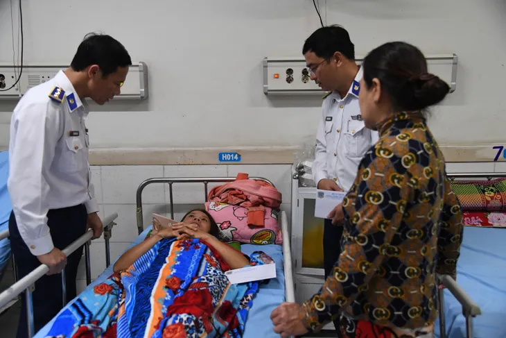 Thăm, hỗ trợ các nạn nhân trong vụ TNGT đặc biệt nghiêm trọng ở Quảng Nam - Ảnh 2. Thăm, hỗ trợ các nạn nhân trong vụ TNGT đặc biệt nghiêm trọng ở Quảng Nam - Ảnh 2.