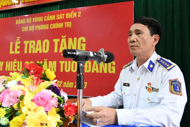 Lễ trao Huy hiệu 30 năm tuổi Đảng cho Chính ủy Bộ Tư lệnh Vùng Cảnh sát biển 2 - Ảnh 1. Lễ trao Huy hiệu 30 năm tuổi Đảng cho Chính ủy Bộ Tư lệnh Vùng Cảnh sát biển 2 - Ảnh 1.