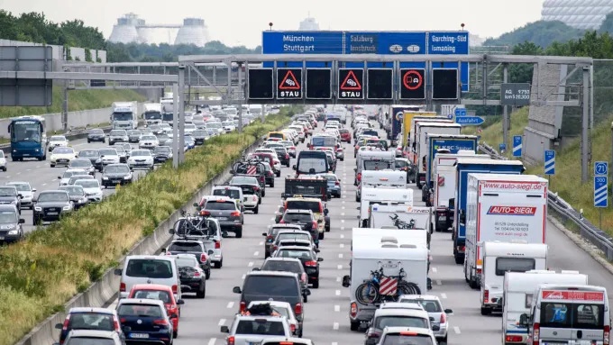 EU thông qua lệnh cấm bán xe chạy xăng, dầu - Ảnh 1. EU thông qua lệnh cấm bán xe chạy xăng, dầu - Ảnh 1.