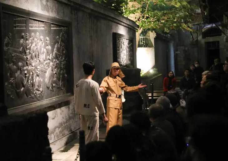 Trải nghiệm Lửa thanh xuân tại di tích nhà tù Hỏa Lò - Ảnh 1. Trải nghiệm Lửa thanh xuân tại di tích nhà tù Hỏa Lò - Ảnh 1.