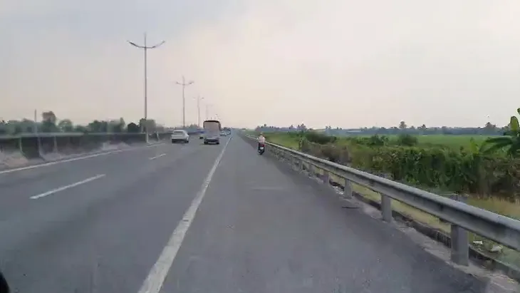 Cô gái đi xe máy lạc vào đường cao tốc được xe cứu thương chở ra ngoài - Ảnh 1. Cô gái đi xe máy lạc vào đường cao tốc được xe cứu thương chở ra ngoài - Ảnh 1.