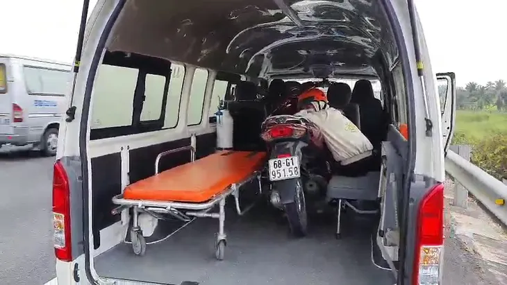 Cô gái đi xe máy lạc vào đường cao tốc được xe cứu thương chở ra ngoài - Ảnh 3. Cô gái đi xe máy lạc vào đường cao tốc được xe cứu thương chở ra ngoài - Ảnh 3.