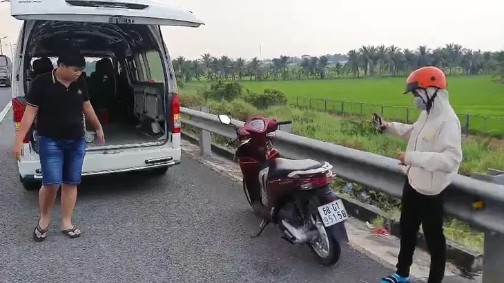 Cô gái đi xe máy lạc vào đường cao tốc được xe cứu thương chở ra ngoài - Ảnh 2. Cô gái đi xe máy lạc vào đường cao tốc được xe cứu thương chở ra ngoài - Ảnh 2.