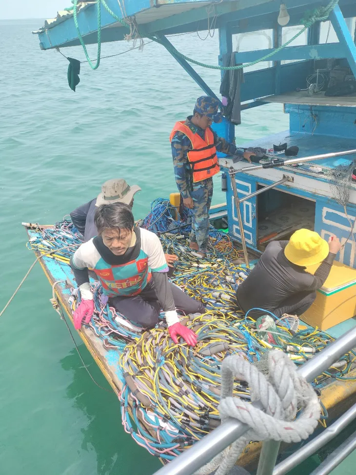 Bắt giữ kích điện và thiết bị giám sát hành trình trên tàu cá - Ảnh 2. Bắt giữ kích điện và thiết bị giám sát hành trình trên tàu cá - Ảnh 2.