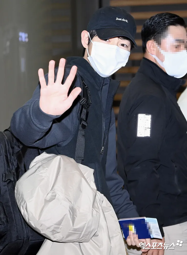 Song Joong Ki đưa bà xã cùng đi làm phim tại Hungary - Ảnh 5. Song Joong Ki đưa bà xã cùng đi làm phim tại Hungary - Ảnh 5.
