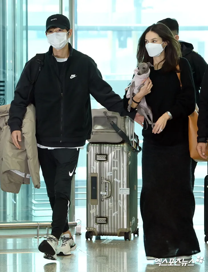 Song Joong Ki đưa bà xã cùng đi làm phim tại Hungary - Ảnh 1. Song Joong Ki đưa bà xã cùng đi làm phim tại Hungary - Ảnh 1.