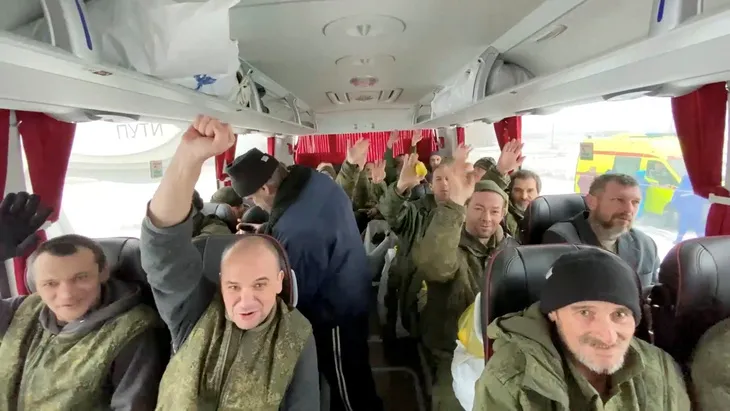 Nga và Ukraine trao đổi hơn 200 tù binh - Ảnh 1. Nga và Ukraine trao đổi hơn 200 tù binh - Ảnh 1.