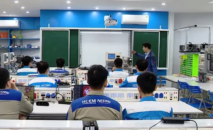 Dạy nghề ngay trong nhà máy - Thay đổi điểm yếu của thị trường lao động - Ảnh 1. Dạy nghề ngay trong nhà máy - Thay đổi điểm yếu của thị trường lao động - Ảnh 1.