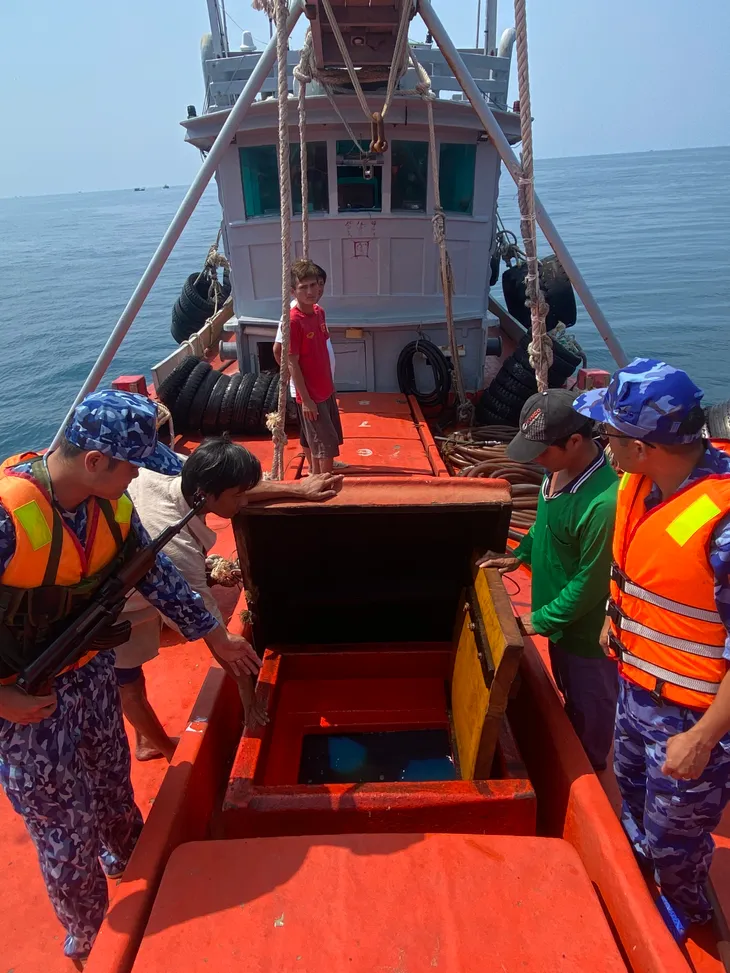 Kiên Giang: Bắt giữ tàu cá vận chuyển 70 ngàn lít dầu DO lậu trên biển - Ảnh 1. Kiên Giang: Bắt giữ tàu cá vận chuyển 70 ngàn lít dầu DO lậu trên biển - Ảnh 1.