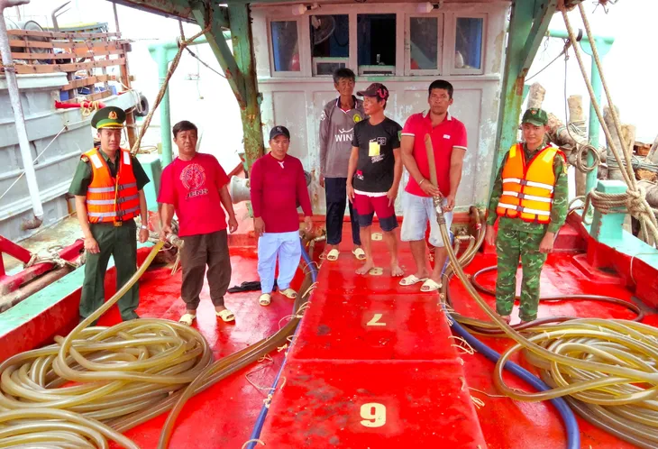 Cà Mau: Phát hiện bắt giữ tàu chở dầu lậu trên biển - Ảnh 1. Cà Mau: Phát hiện bắt giữ tàu chở dầu lậu trên biển - Ảnh 1.