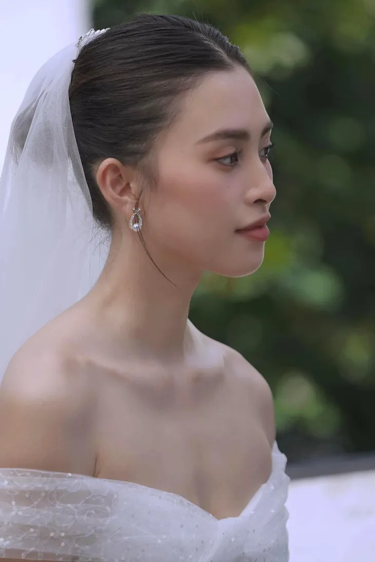 Hoa hậu Tiểu Vy với loạt ảnh xứng danh Mỹ nhân của năm - Ảnh 6. Hoa hậu Tiểu Vy với loạt ảnh xứng danh Mỹ nhân của năm - Ảnh 6.
