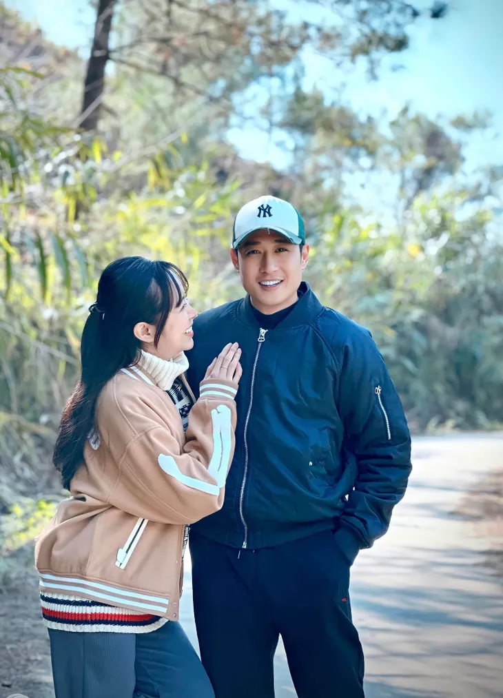 Loạt ảnh tình bể bình của vợ chồng Mạnh Hưng - Kim Oanh - Ảnh 4. Loạt ảnh tình bể bình của vợ chồng Mạnh Hưng - Kim Oanh - Ảnh 4.