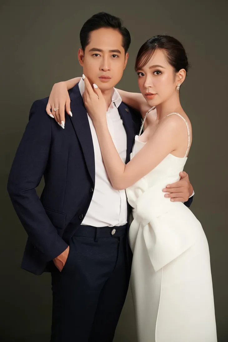 Loạt ảnh tình bể bình của vợ chồng Mạnh Hưng - Kim Oanh - Ảnh 7. Loạt ảnh tình bể bình của vợ chồng Mạnh Hưng - Kim Oanh - Ảnh 7.