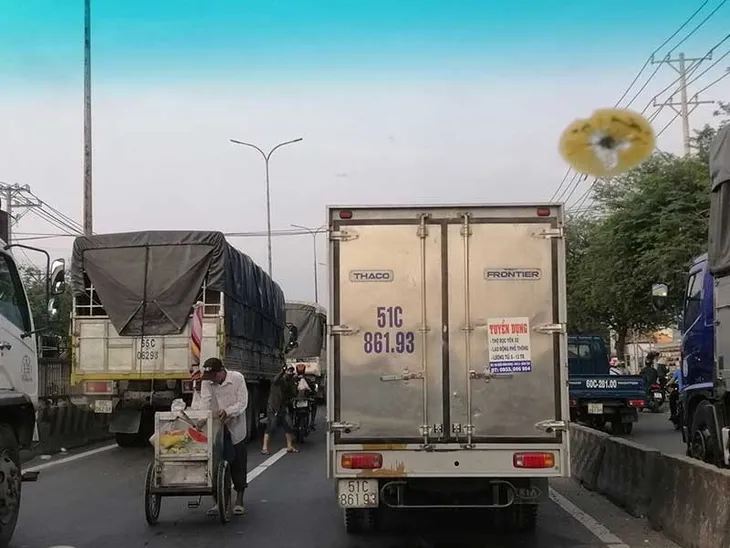 Liều mình lao ra trước đầu xe tải để... mưu sinh - Ảnh 1. Liều mình lao ra trước đầu xe tải để... mưu sinh - Ảnh 1.