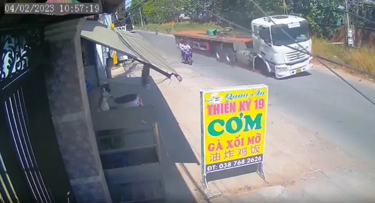 Xe đầu kéo đang di chuyển, bánh xe bất ngờ văng ra ngoài - Ảnh 2. Xe đầu kéo đang di chuyển, bánh xe bất ngờ văng ra ngoài - Ảnh 2.