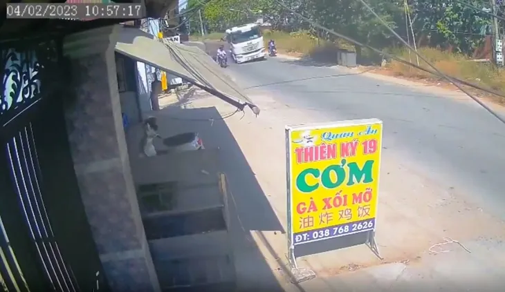 Xe đầu kéo đang di chuyển, bánh xe bất ngờ văng ra ngoài - Ảnh 1. Xe đầu kéo đang di chuyển, bánh xe bất ngờ văng ra ngoài - Ảnh 1.