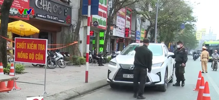 Hà Nội tăng cường kiểm tra nồng độ cồn xuyên trưa - Ảnh 1. Hà Nội tăng cường kiểm tra nồng độ cồn xuyên trưa - Ảnh 1.