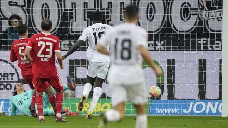 Bayern Munich thất bại trước Borussia Monchengladbach - Ảnh 2. Bayern Munich thất bại trước Borussia Monchengladbach - Ảnh 2.