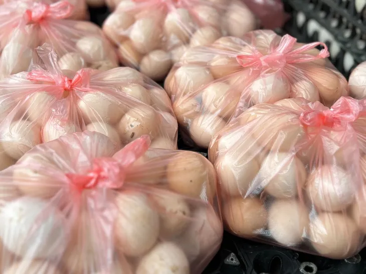 Thực hư trứng gà “giải cứu” 65.000 đồng/30 quả? - Ảnh 1. Thực hư trứng gà “giải cứu” 65.000 đồng/30 quả? - Ảnh 1.