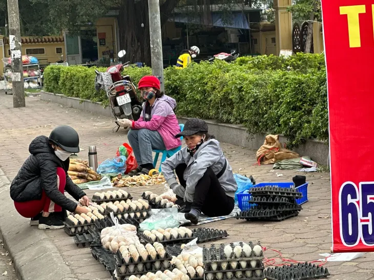 Thực hư trứng gà “giải cứu” 65.000 đồng/30 quả? - Ảnh 2. Thực hư trứng gà “giải cứu” 65.000 đồng/30 quả? - Ảnh 2.