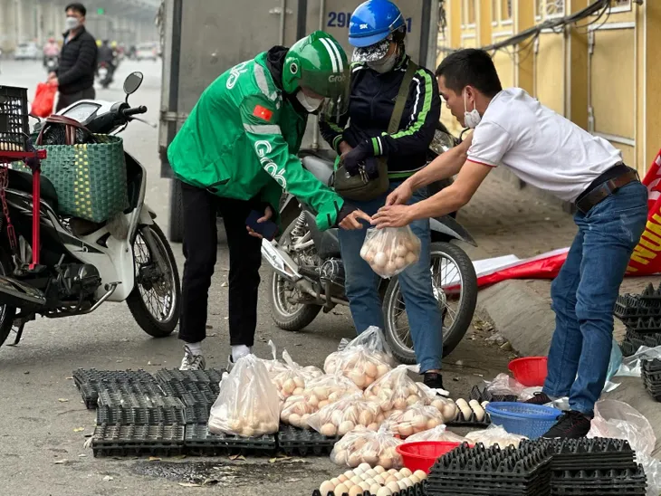 Thực hư trứng gà “giải cứu” 65.000 đồng/30 quả? - Ảnh 3. Thực hư trứng gà “giải cứu” 65.000 đồng/30 quả? - Ảnh 3.