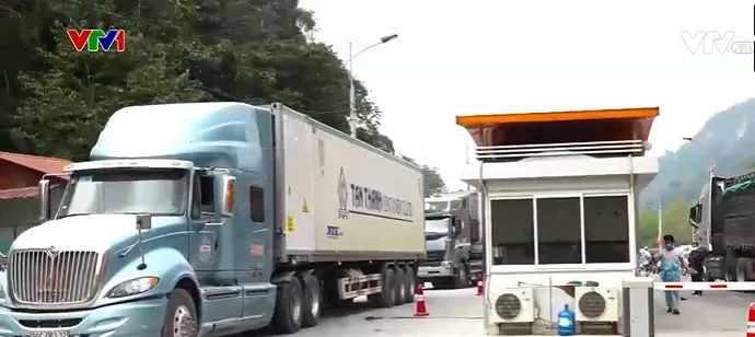 Hơn 900 xe hàng thông quan xuất nhập khẩu với Trung Quốc mỗi ngày - Ảnh 1. Hơn 900 xe hàng thông quan xuất nhập khẩu với Trung Quốc mỗi ngày - Ảnh 1.