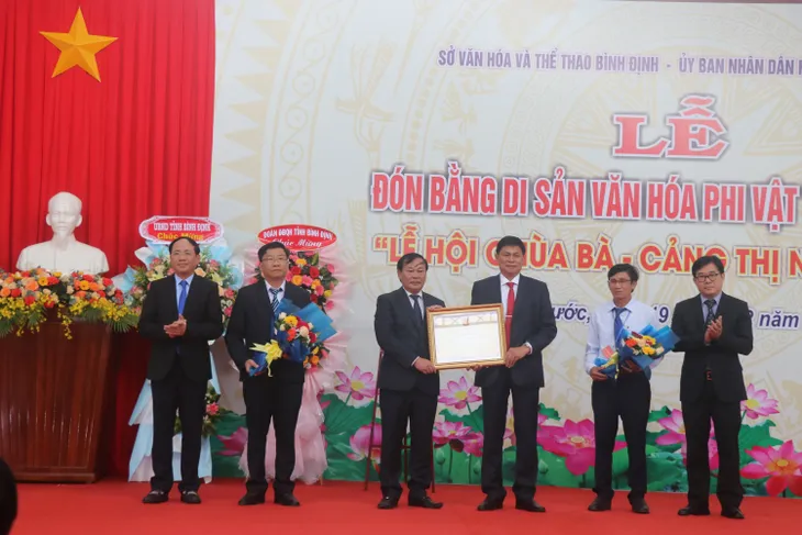 Bình Định đón Bằng di sản văn hóa phi vật thể quốc gia Lễ hội Chùa Bà – Cảng thị Nước Mặn - Ảnh 1. Bình Định đón Bằng di sản văn hóa phi vật thể quốc gia Lễ hội Chùa Bà – Cảng thị Nước Mặn - Ảnh 1.