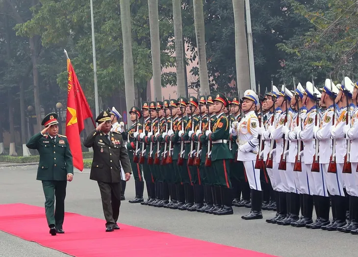 Phó Thủ tướng, Bộ trưởng Bộ Quốc phòng Campuchia thăm chính thức Việt Nam - Ảnh 2. Phó Thủ tướng, Bộ trưởng Bộ Quốc phòng Campuchia thăm chính thức Việt Nam - Ảnh 2.