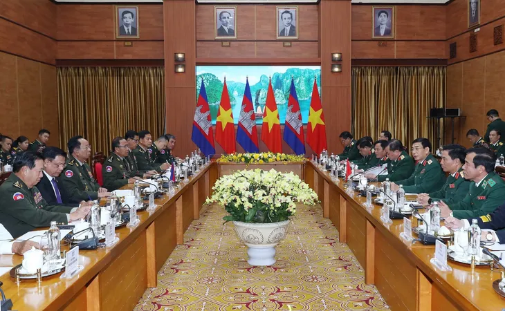 Phó Thủ tướng, Bộ trưởng Bộ Quốc phòng Campuchia thăm chính thức Việt Nam - Ảnh 3. Phó Thủ tướng, Bộ trưởng Bộ Quốc phòng Campuchia thăm chính thức Việt Nam - Ảnh 3.