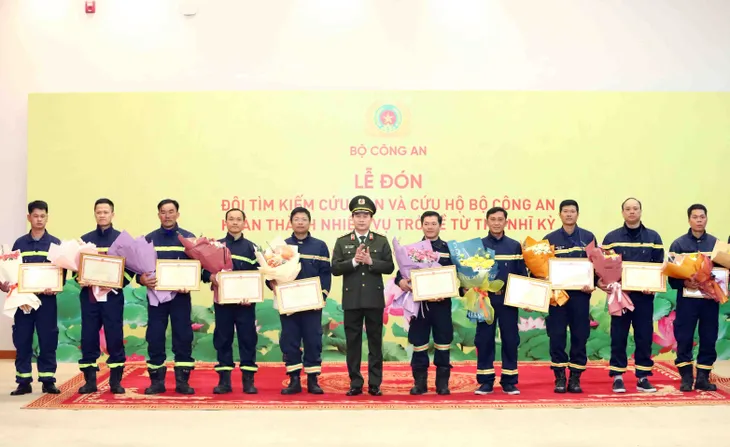 Đoàn cứu hộ Bộ Công an trở về nước sau khi hoàn thành nhiệm vụ tại Thổ Nhĩ Kỳ - Ảnh 3. Đoàn cứu hộ Bộ Công an trở về nước sau khi hoàn thành nhiệm vụ tại Thổ Nhĩ Kỳ - Ảnh 3.