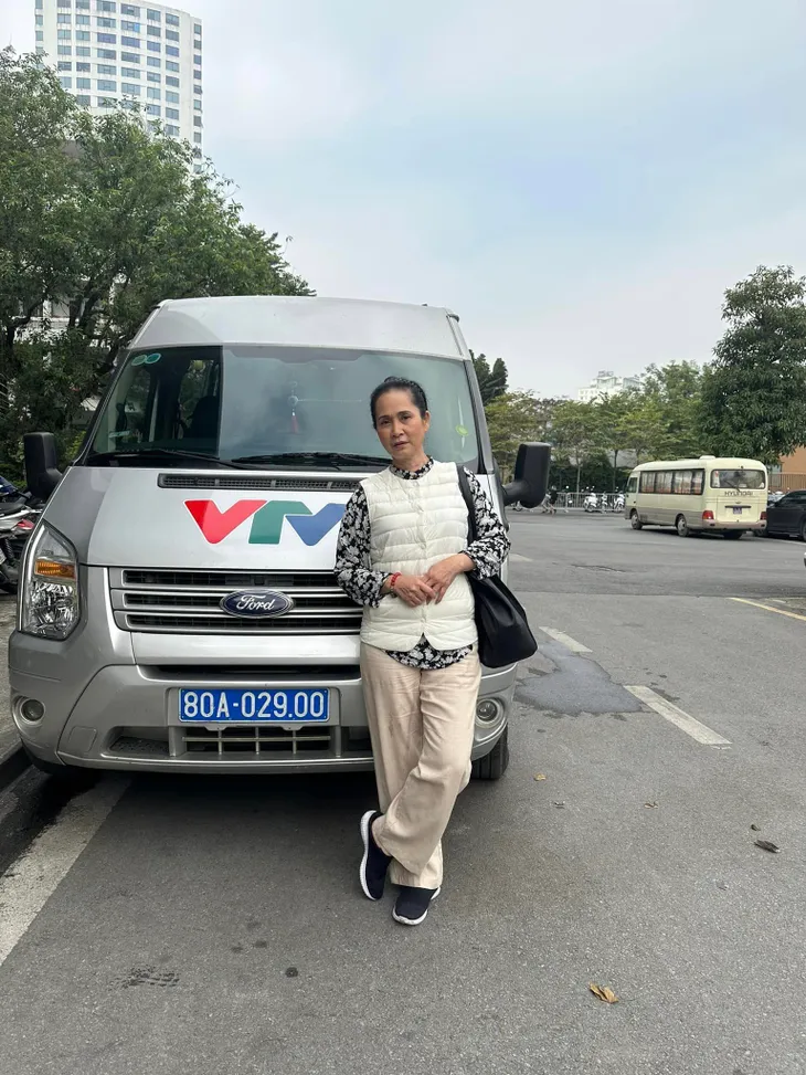 Doãn Quốc Đam kêu than mặc đồ Hè quay ngày Đông - Ảnh 2. Doãn Quốc Đam kêu than mặc đồ Hè quay ngày Đông - Ảnh 2.