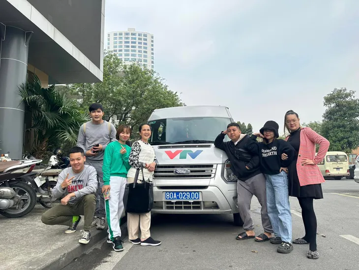 Doãn Quốc Đam kêu than mặc đồ Hè quay ngày Đông - Ảnh 3. Doãn Quốc Đam kêu than mặc đồ Hè quay ngày Đông - Ảnh 3.