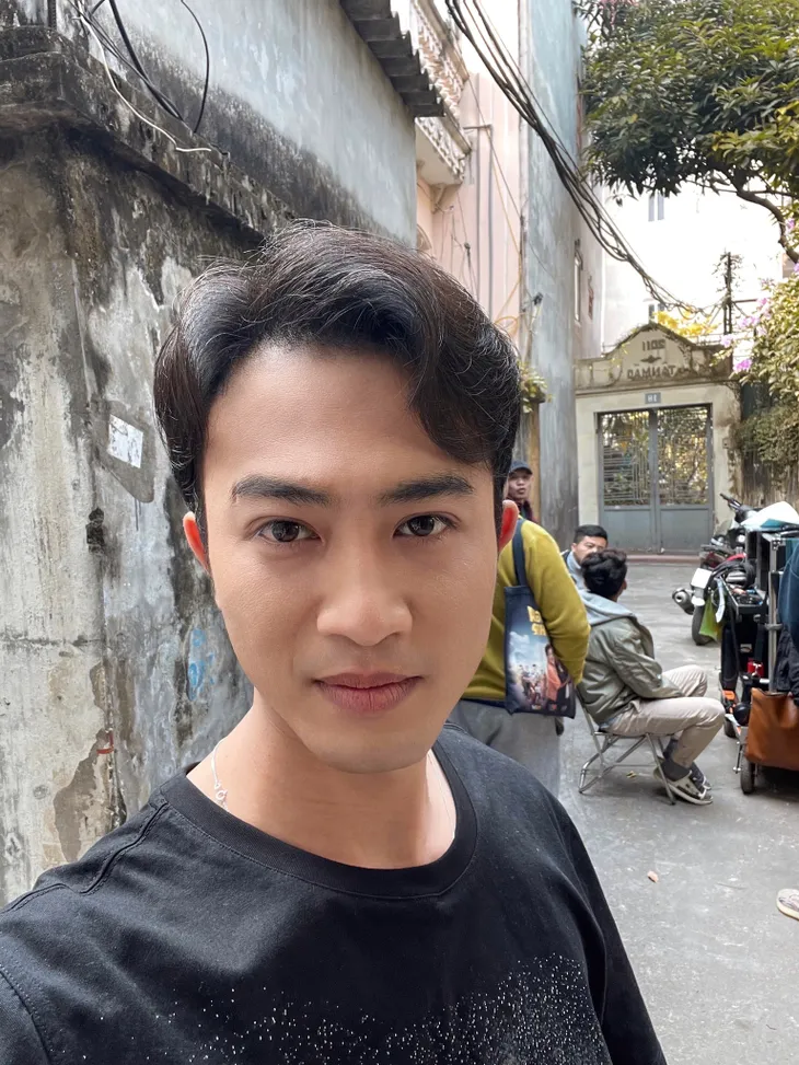 Doãn Quốc Đam kêu than mặc đồ Hè quay ngày Đông - Ảnh 7. Doãn Quốc Đam kêu than mặc đồ Hè quay ngày Đông - Ảnh 7.