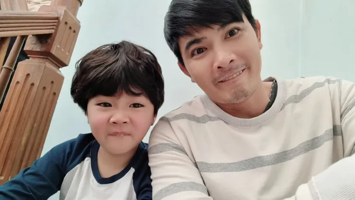 Doãn Quốc Đam kêu than mặc đồ Hè quay ngày Đông - Ảnh 6. Doãn Quốc Đam kêu than mặc đồ Hè quay ngày Đông - Ảnh 6.