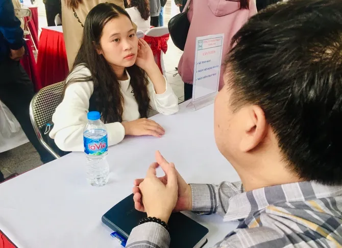 Nhộn nhịp phiên giao dịch việc làm đầu năm - Ảnh 1.