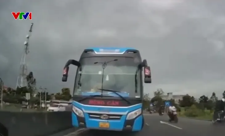 Bất chấp nguy hiểm, 3 xe khách nối đuôi nhau đi ngược chiều - Ảnh 1.