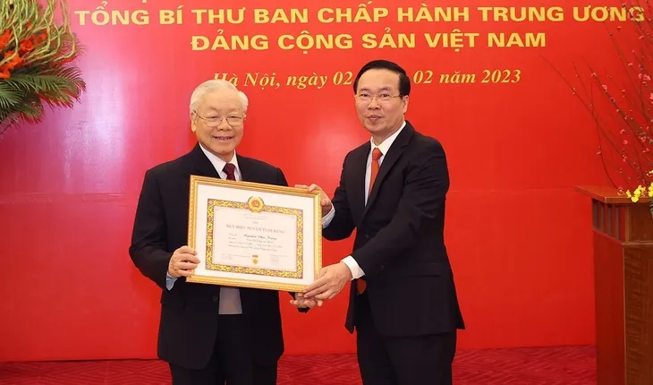 Lễ trao Huy hiệu 55 năm tuổi Đảng tặng Tổng Bí thư Nguyễn Phú Trọng - Ảnh 3.