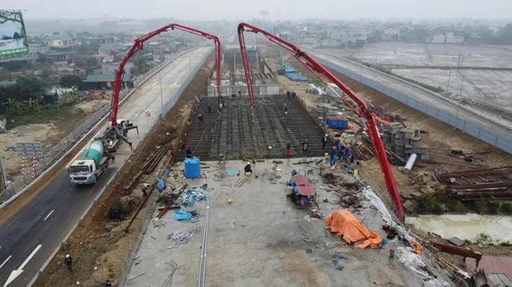Chạy đua tìm cát cho các dự án giao thông trọng điểm - Ảnh 2. Chạy đua tìm cát cho các dự án giao thông trọng điểm - Ảnh 2.