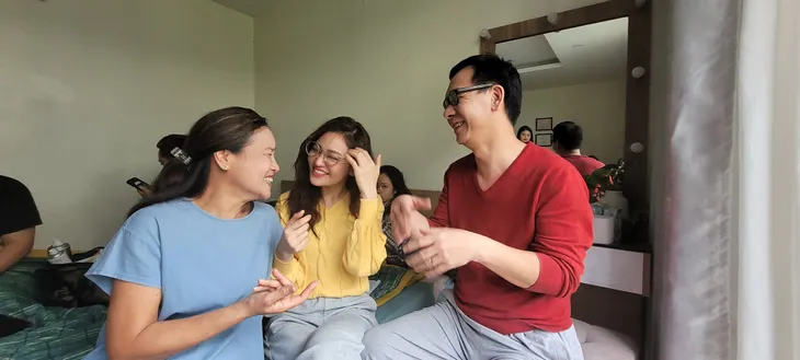Phim trường tuần qua: Đình Tú - Thùy Anh ôm vai bá cổ, Lan Phương lộ ảnh ăn trưa - Ảnh 5. Phim trường tuần qua: Đình Tú - Thùy Anh ôm vai bá cổ, Lan Phương lộ ảnh ăn trưa - Ảnh 5.