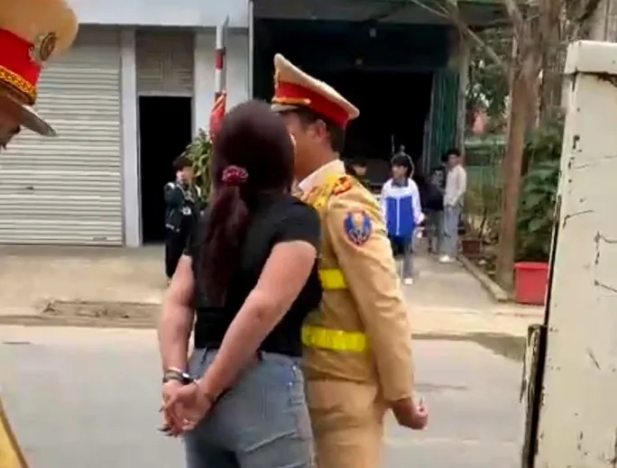 Khởi tố vụ án người phụ nữ lăng mạ, đòi hôn CSGT đến chết - Ảnh 2. Khởi tố vụ án người phụ nữ lăng mạ, đòi hôn CSGT đến chết - Ảnh 2.