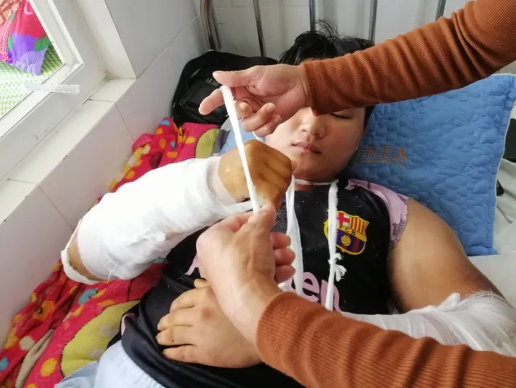 Bắt giữ khẩn cấp đối tượng đánh gãy hai tay người giao hàng - Ảnh 2. Bắt giữ khẩn cấp đối tượng đánh gãy hai tay người giao hàng - Ảnh 2.